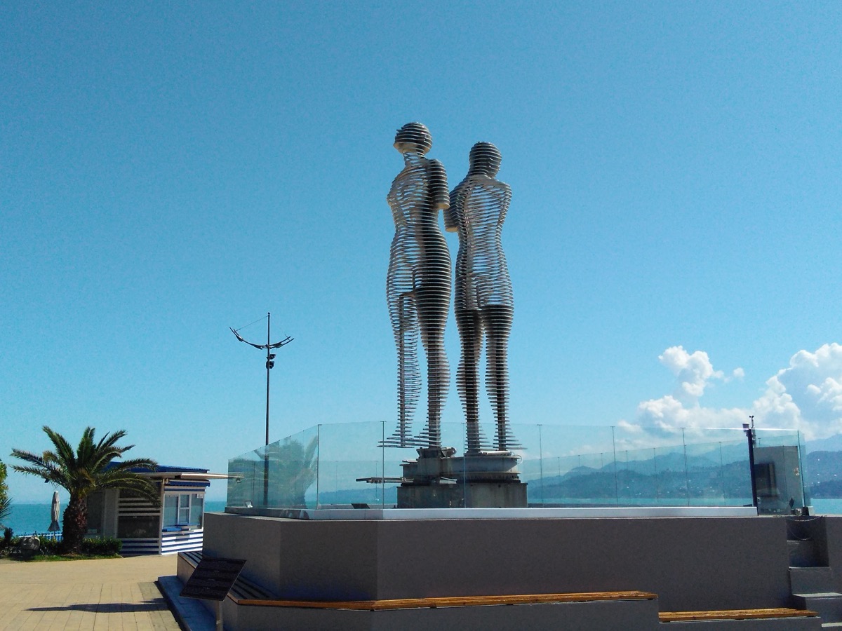 Ali and Nino moving sculpture on the Batumi waterfront